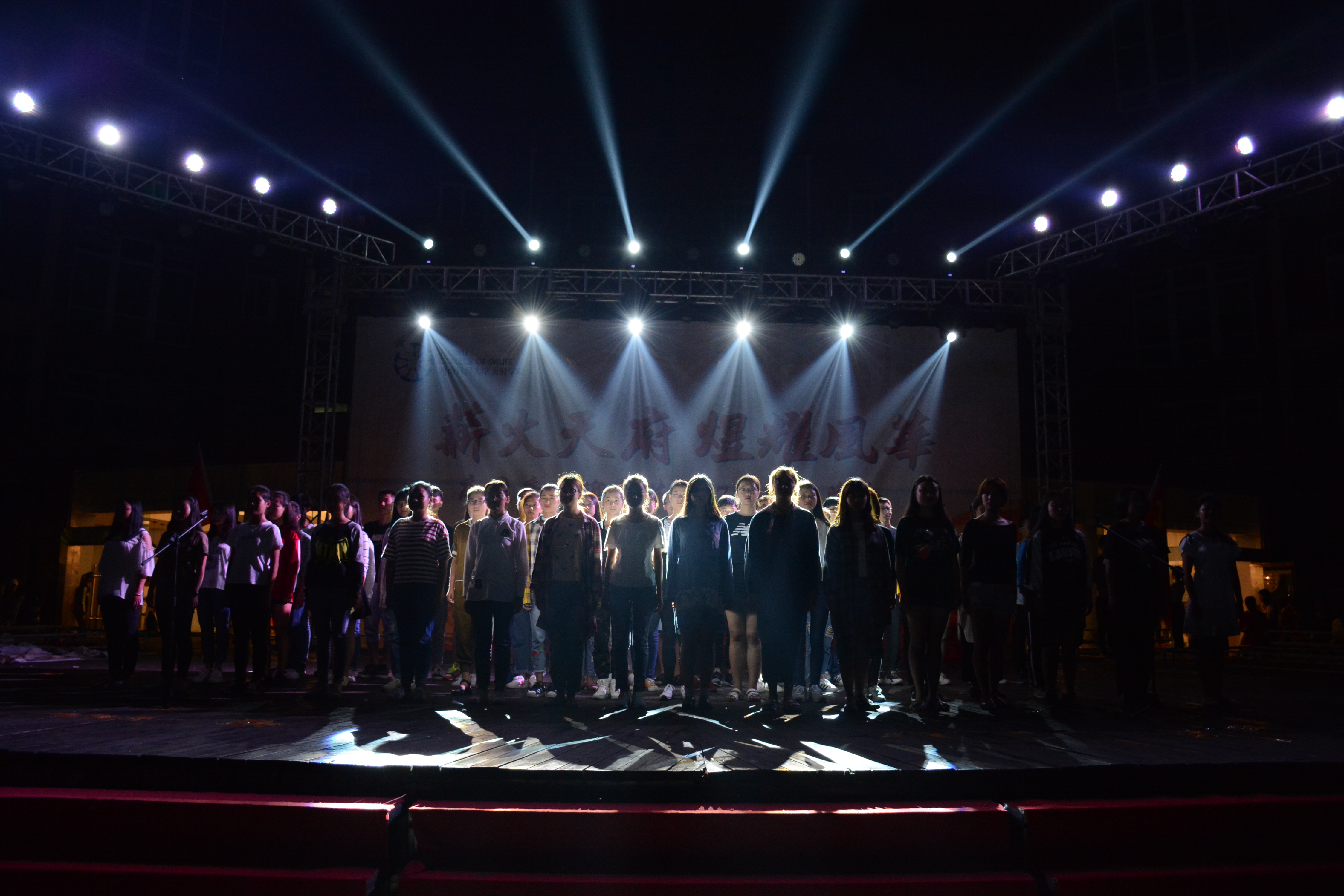 毫无例外,此次彩排依旧直到天色漆黑才落下帷幕.
