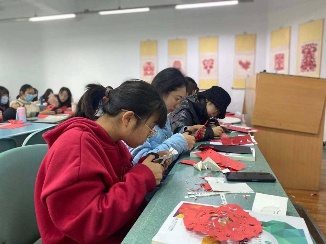 学生认真学习剪纸
