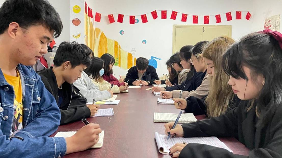 学院】学院学生党小组开展"学习两会精神,巩固脱贫攻坚之基"研讨会