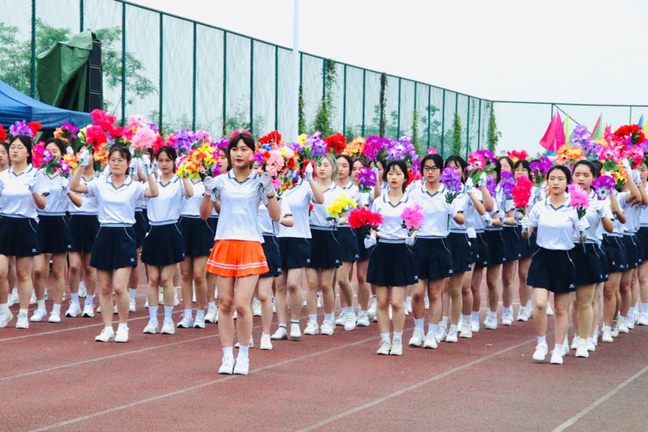 校旗方队入场护送国旗伴随着《运动员进行曲》的旋律,绵阳校区校旗