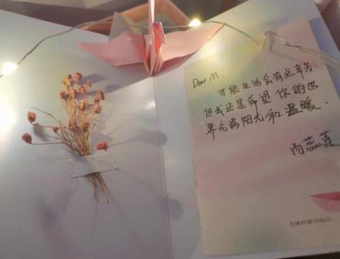 手工社的引导下,同学们积极参与活动,通过剪,折,画,贴等各种形式,制作