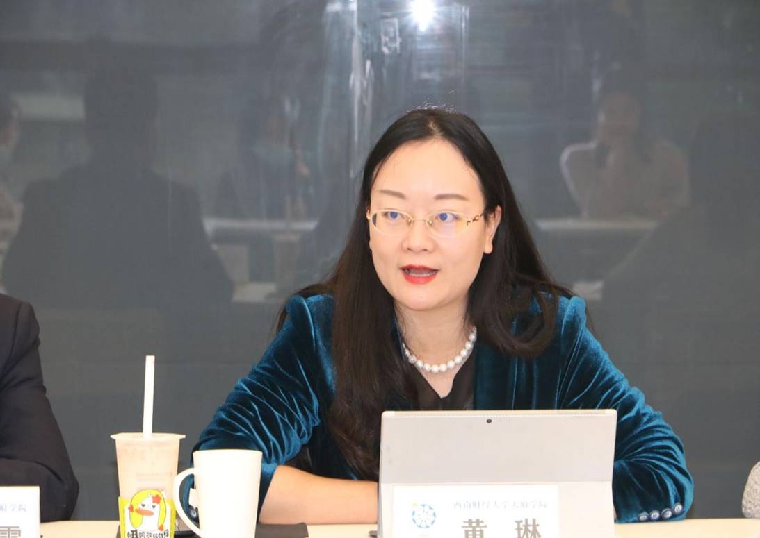 黄琳首先提出,各位辅导员应该对自己进行角色调整和自我定位.