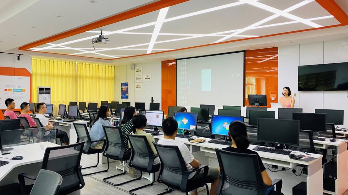 尽快融入集体,8月28日,智能科技学院召开了新教师入职培训会议,会议由