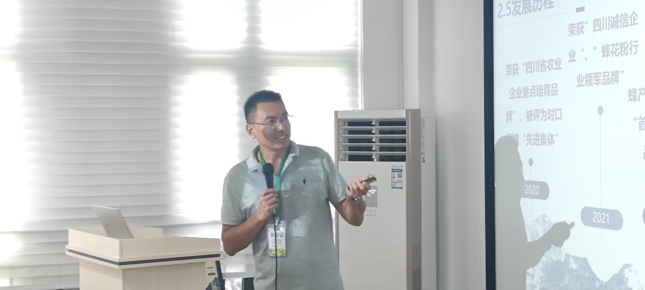 窗户前站着男人AI 生成的内容可能不正确。