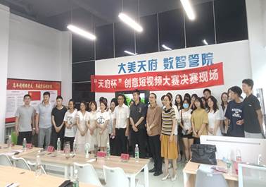 一群人在餐厅里中度可信度描述已自动生成