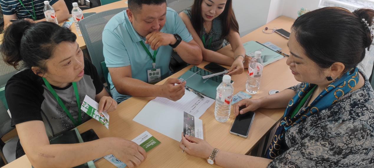 图片包含 游戏机, 房间, 桌子, 电脑AI 生成的内容可能不正确。