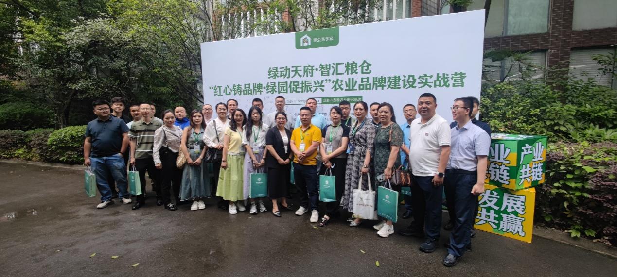 一群人站在房子前面AI 生成的内容可能不正确。