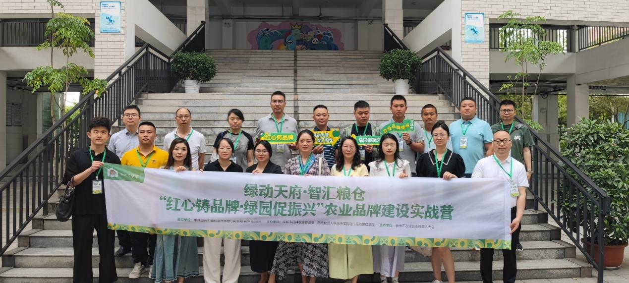 一群人站在围栏边AI 生成的内容可能不正确。