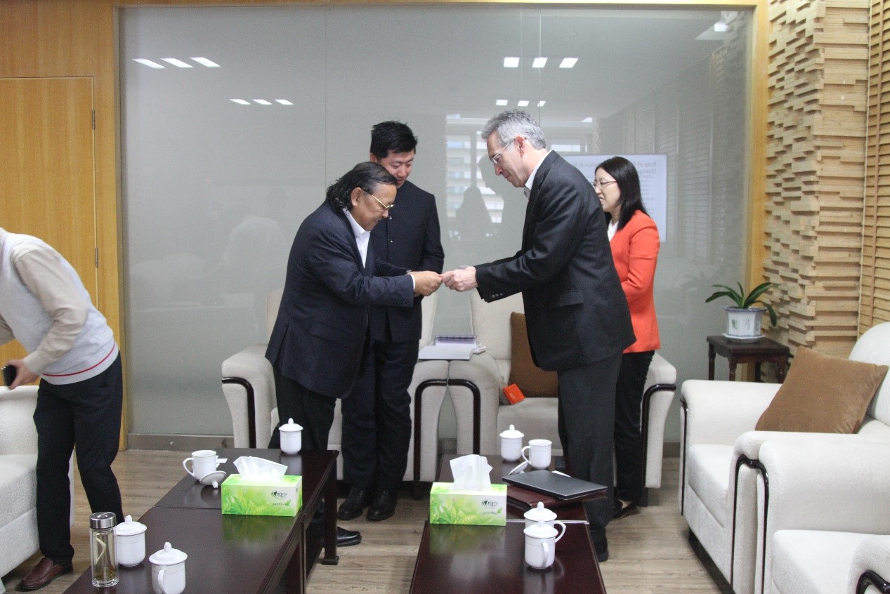 蒲果泉与brad alan kleindl互致问候上午9时,国际教育学院院长助理