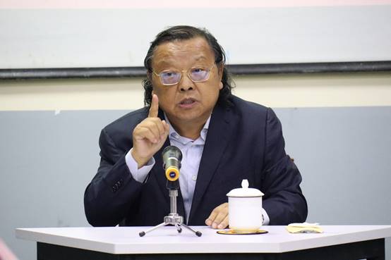 蒲果泉进行讲解