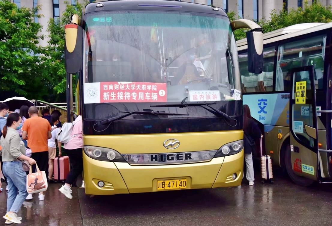 志愿者在新生接站点接站为保障新生安全,平稳,有序报到,顺利开展新