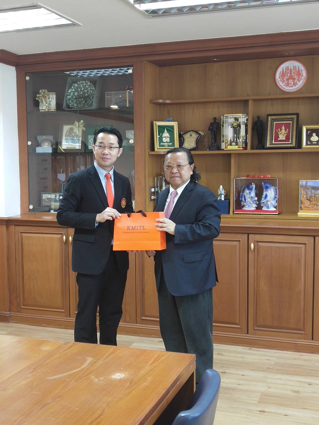 蒲果泉与先皇理工大学领导合影此次合作备忘录的签署,为学校与先皇