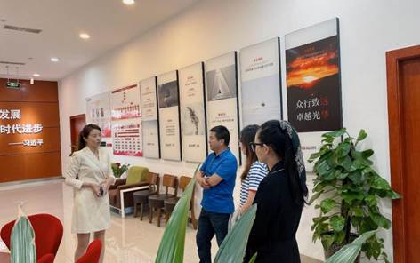 图片包含 桌子, 女人, 站, 男人描述已自动生成